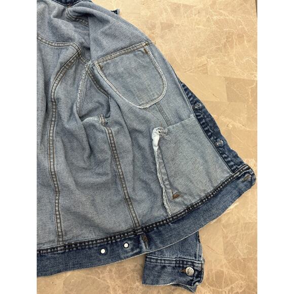 Vintage Lee Jean Jacket Men Size XL Blue Denim Riveted Light Wash USA Grunge - Picture 12 of 13